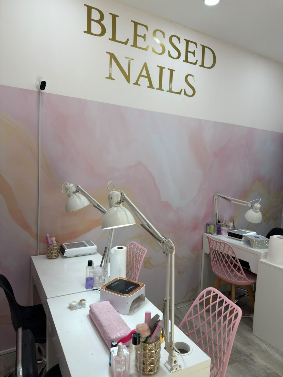 Puestos de manicura de Blessed Beauty bajo el rótulo dorado