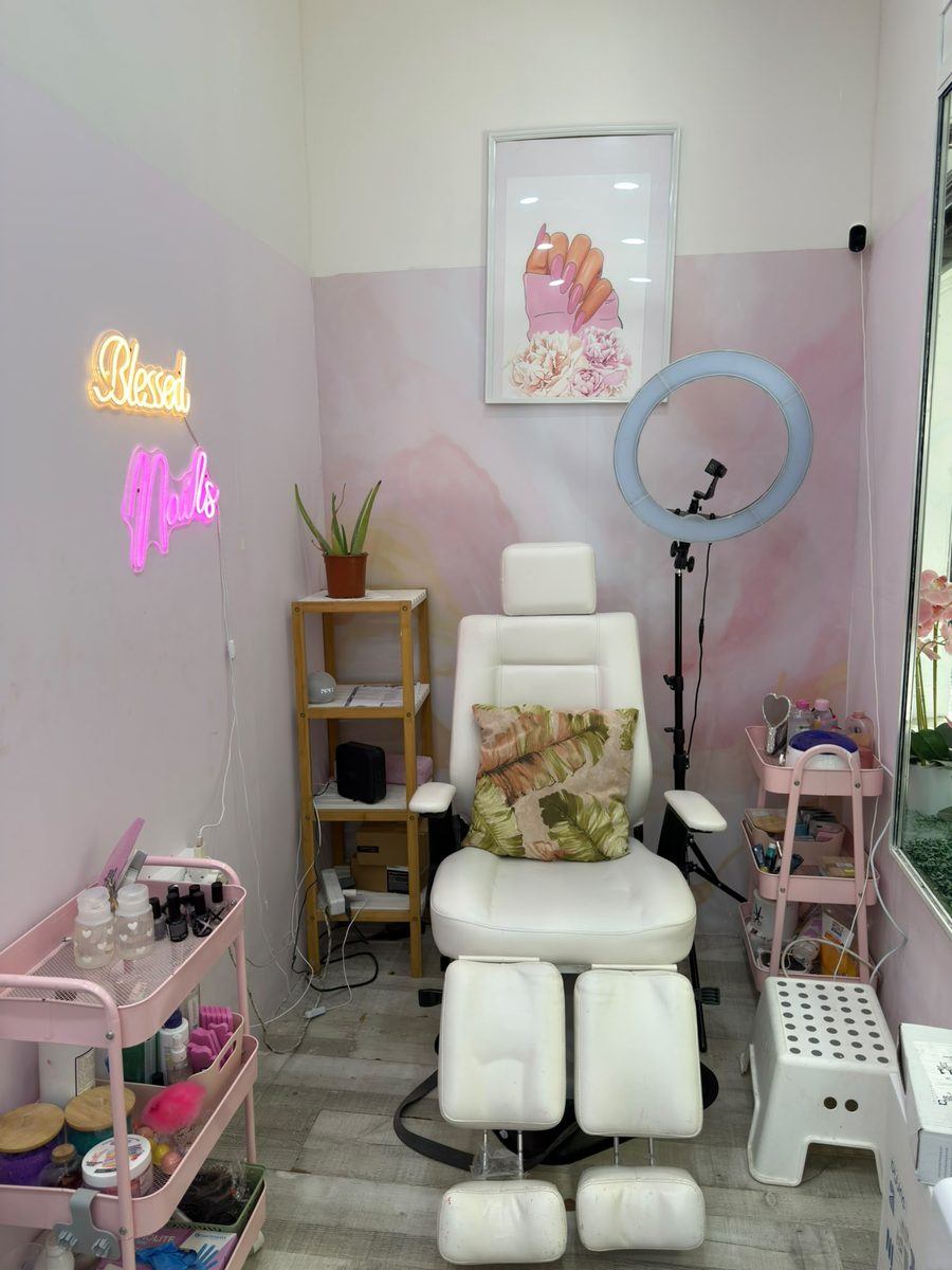Cabina de pestañas y pedicura con neón Blessed Nails